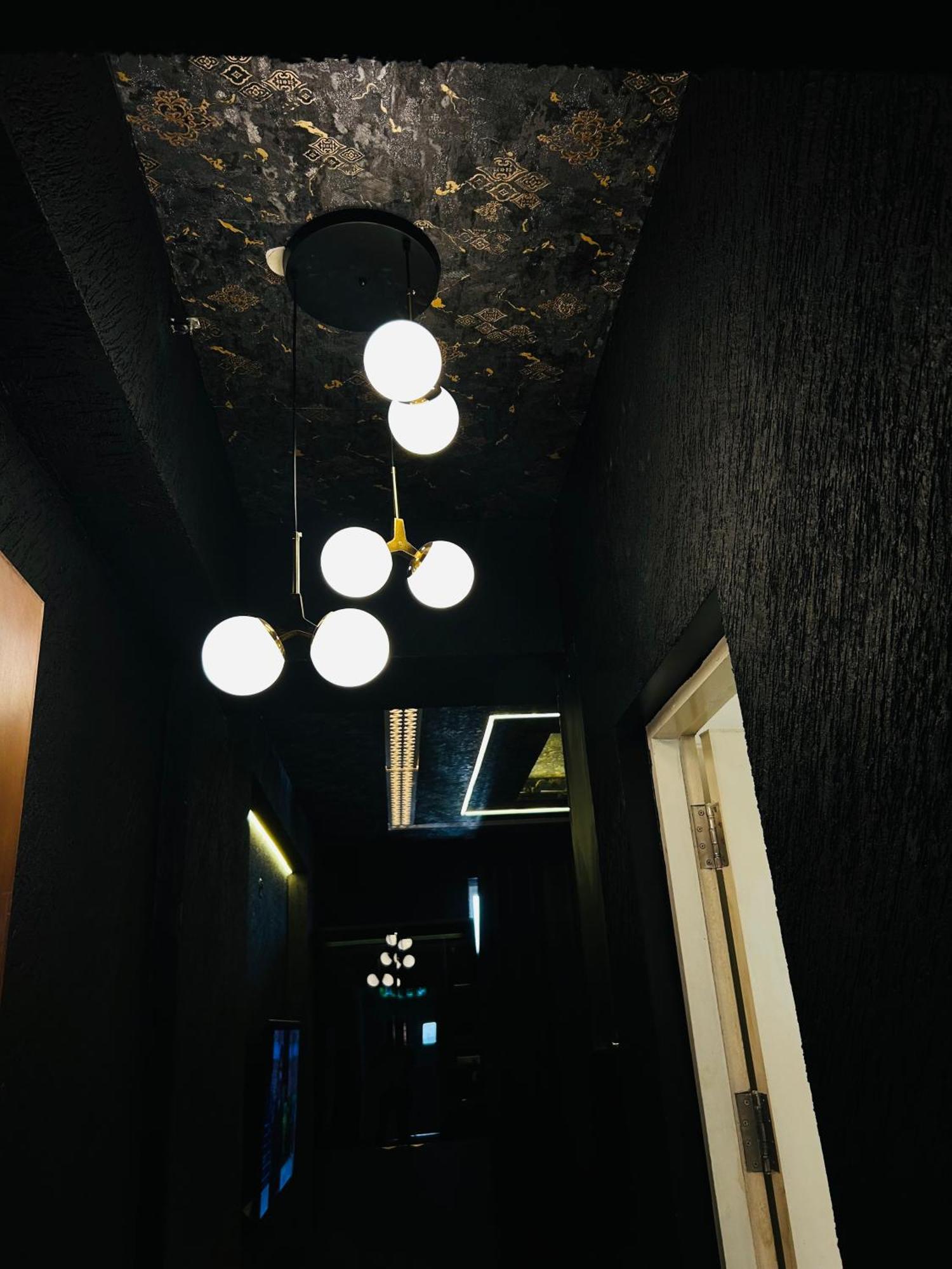 Shades Of Black 2 Hotel Lucknow Luaran gambar