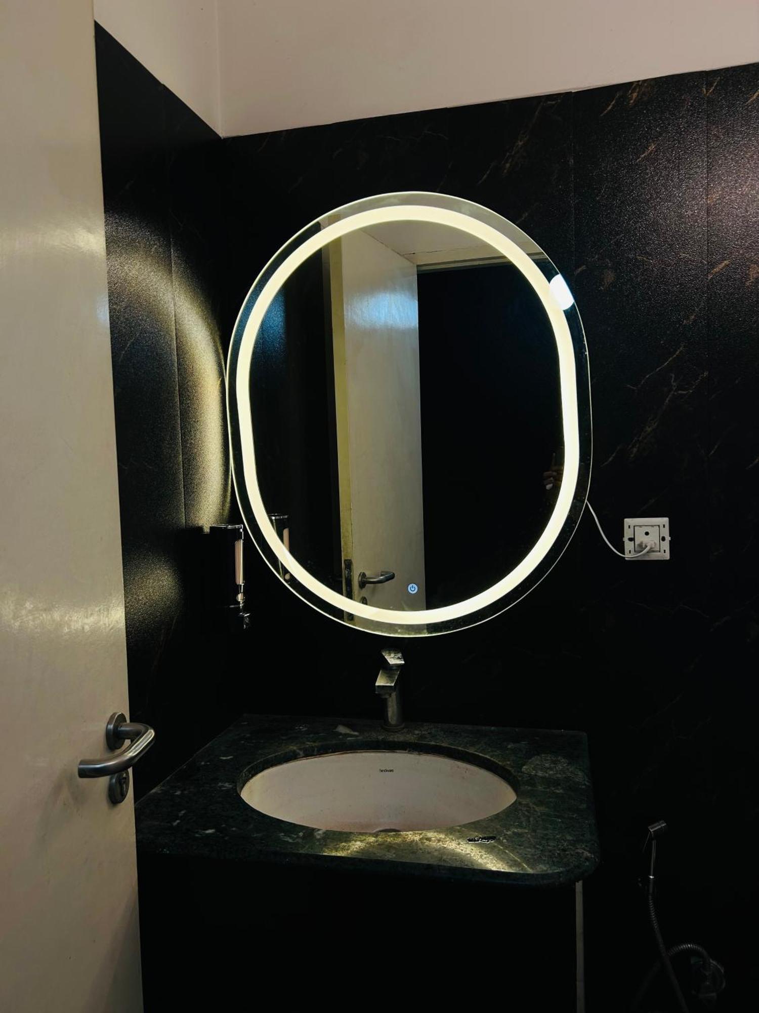 Shades Of Black 2 Hotel Lucknow Luaran gambar