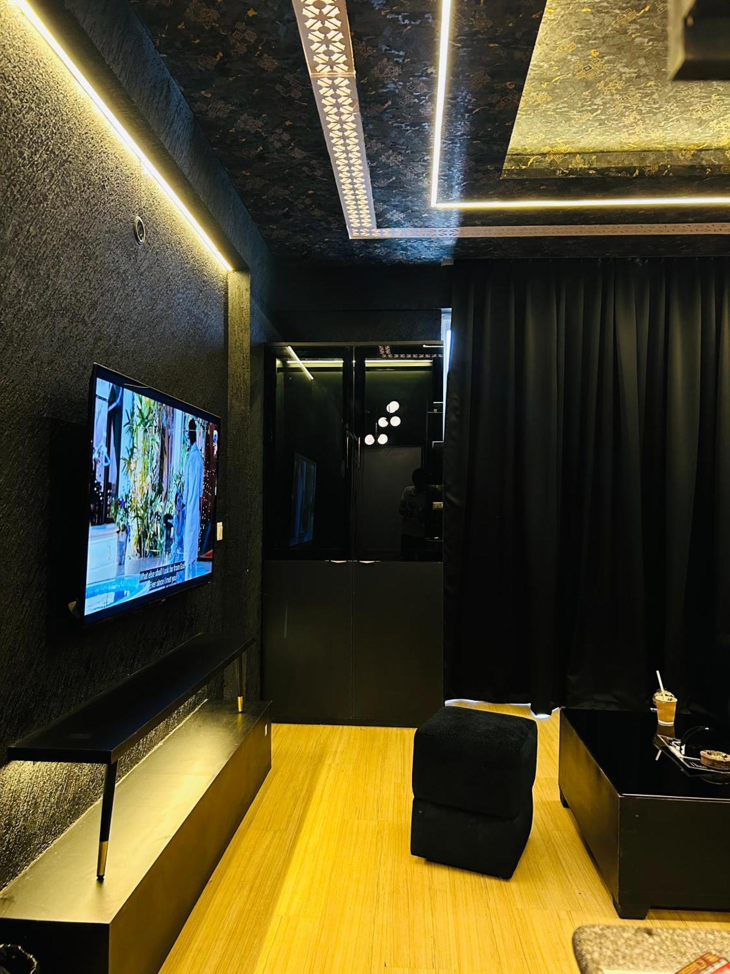 Shades Of Black 2 Hotel Lucknow Luaran gambar