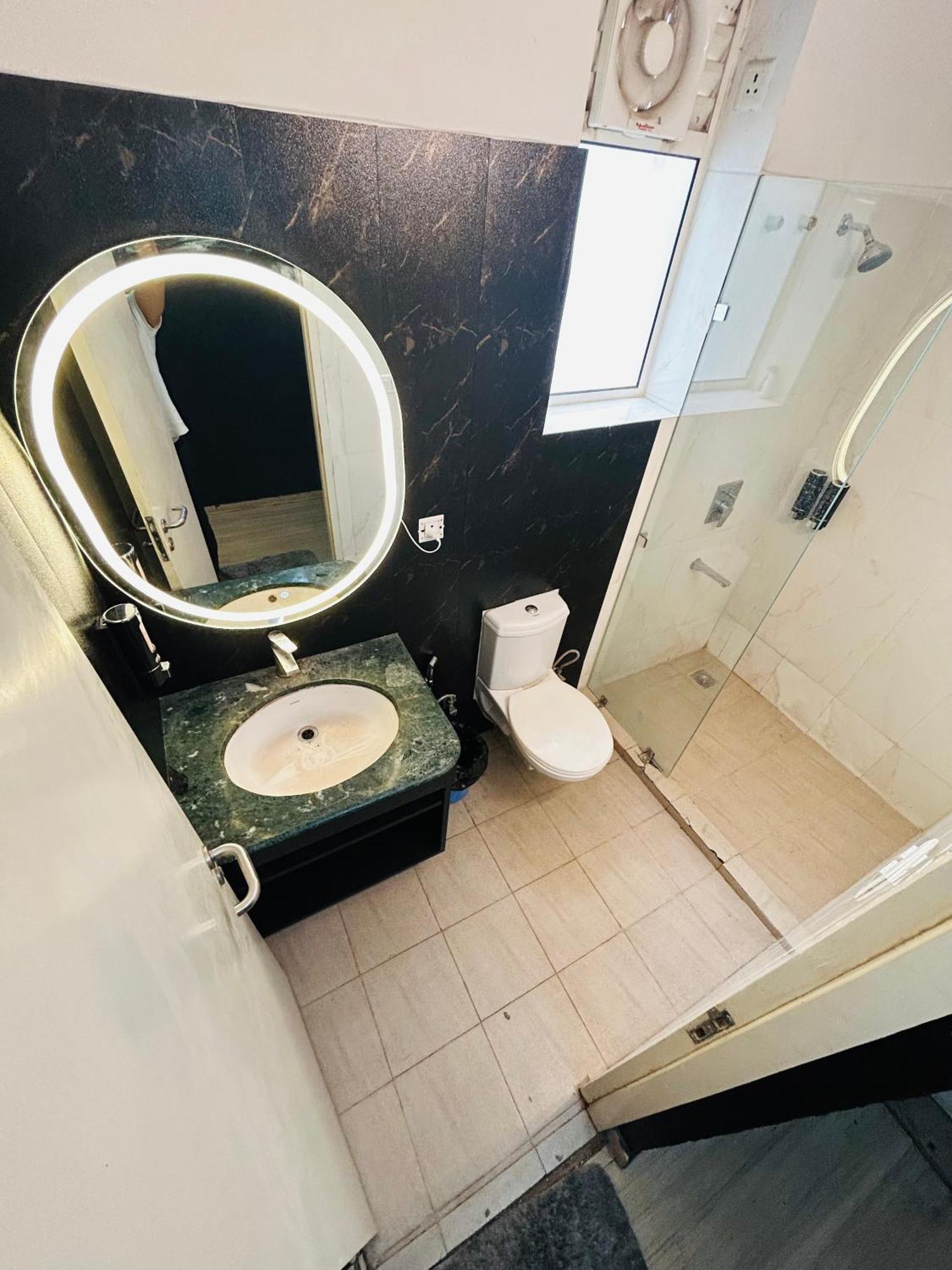 Shades Of Black 2 Hotel Lucknow Luaran gambar