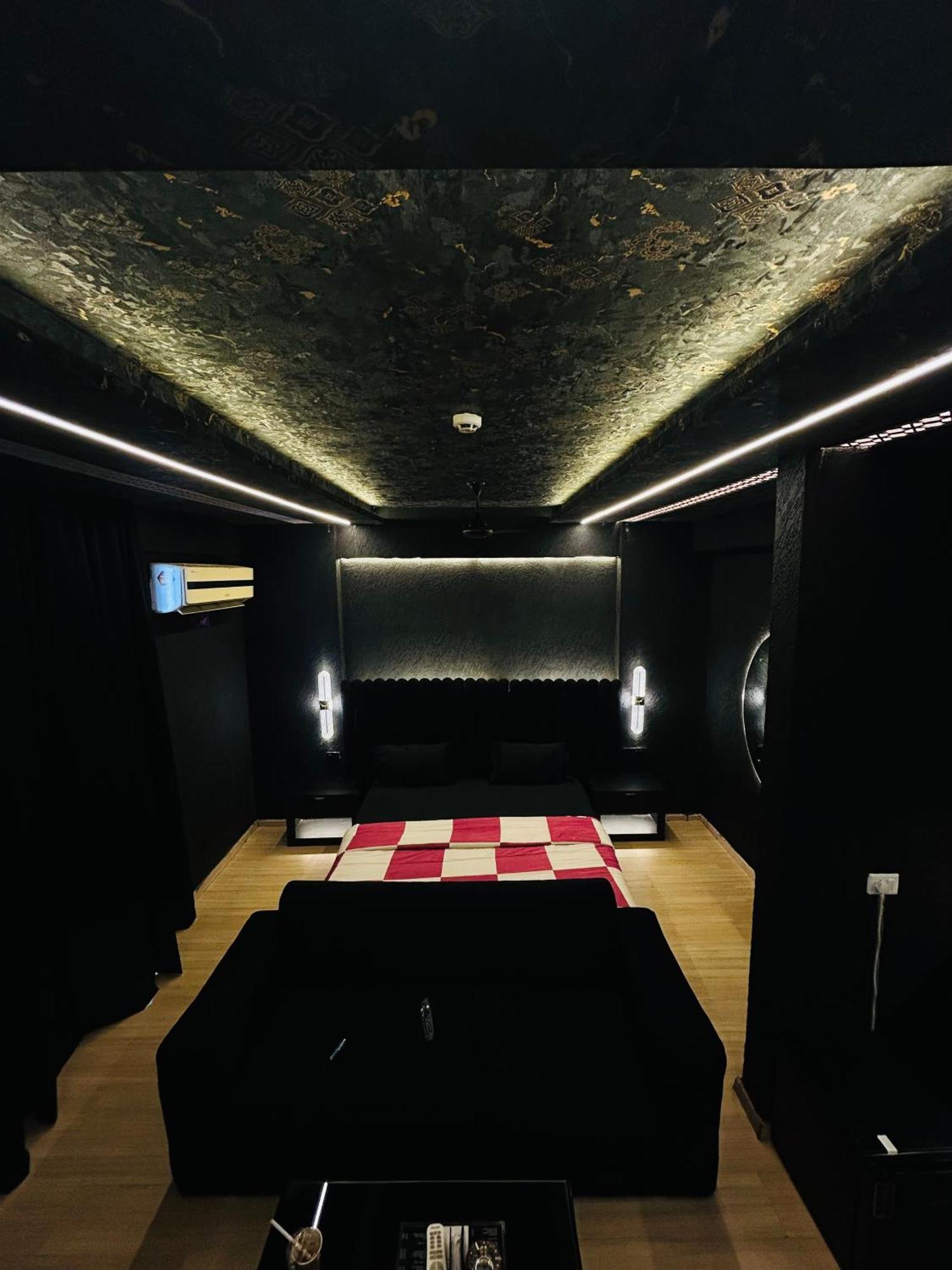 Shades Of Black 2 Hotel Lucknow Luaran gambar