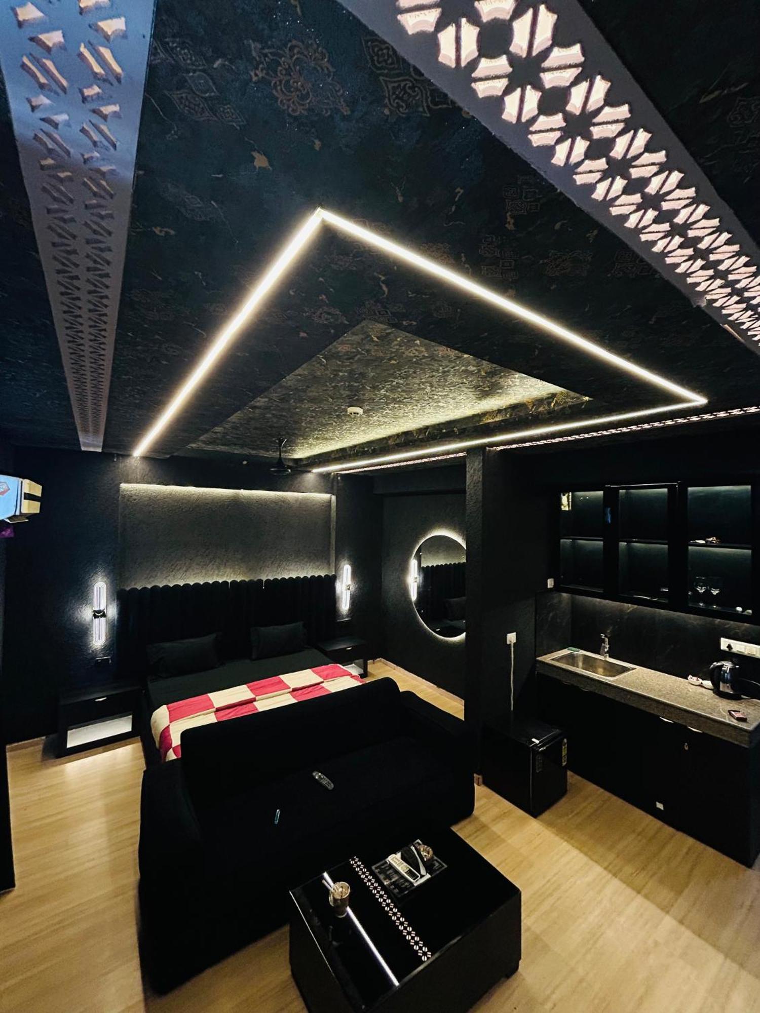 Shades Of Black 2 Hotel Lucknow Luaran gambar