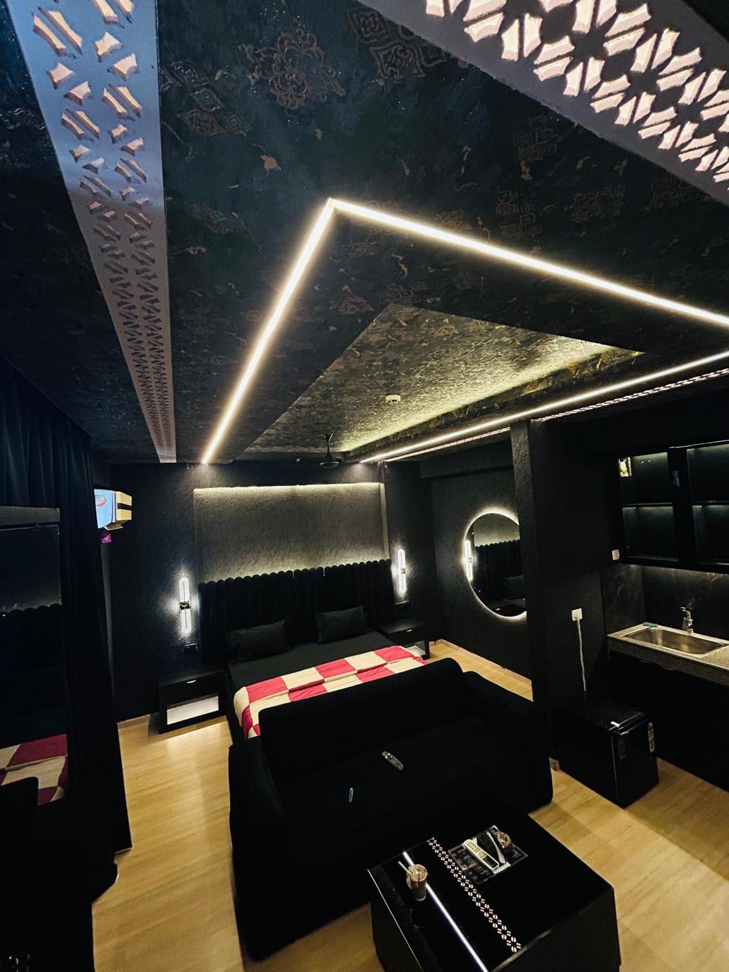 Shades Of Black 2 Hotel Lucknow Luaran gambar
