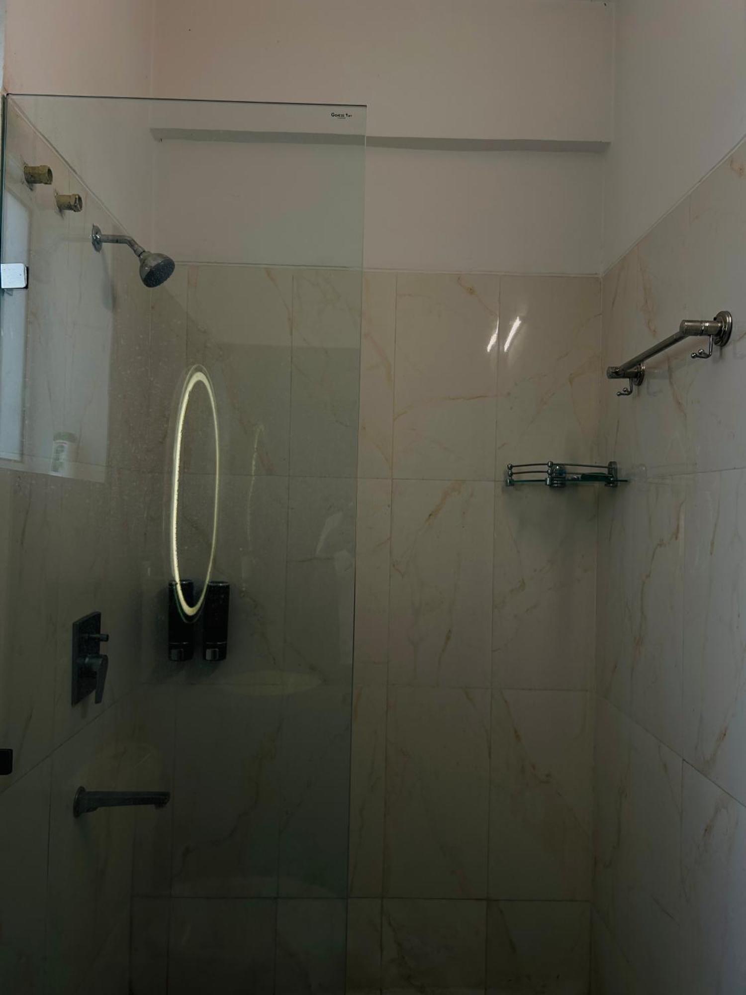 Shades Of Black 2 Hotel Lucknow Luaran gambar